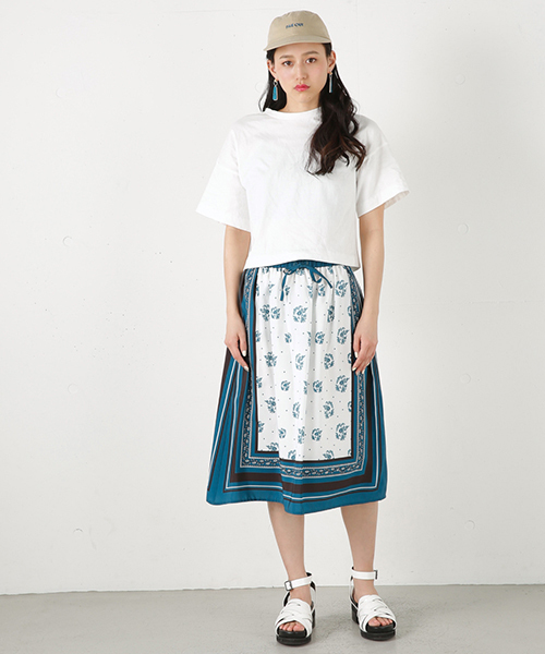 MOUSSY(マウジー)の「SCARF PRINT GATHER SK(スカート・レディース・ブルー系その他/ベージュ系その他/オレンジ系その他・2/1)」の3枚目の写真