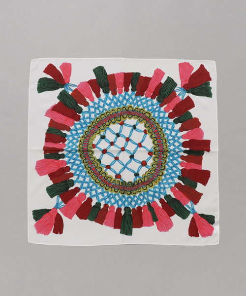 NATURAL BEAUTY BASIC（ナチュラルビューティーベーシック）の「【and GIRL6月号掲載】タッセルバイカラースカーフ（ストール/ショール・レディース・ベージュ/ホワイト・ﾌﾘ-）」の2枚目の写真