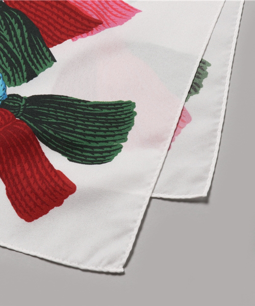 NATURAL BEAUTY BASIC（ナチュラルビューティーベーシック）の「【and GIRL6月号掲載】タッセルバイカラースカーフ（ストール/ショール・レディース・ベージュ/ホワイト・ﾌﾘ-）」の3枚目の写真