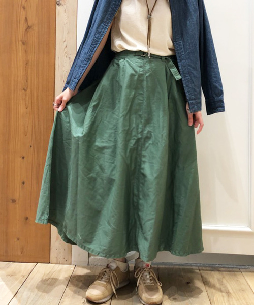 OLD BETTY'S（オールドベティーズ）の「Twill Volume Long Skirt/ツイル ヴォリューム ロング スカート（スカート・レディース・ダークグレー/サンドベージュ/グリーン/マスタード・FREE）」の3枚目の写真