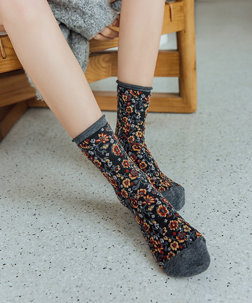 c.u.l（シーユーエル）の「【c.u.l】総柄レトロフラワー 花柄ミドル丈ソックス cula131（ソックス/靴下・レディース・ホワイト/ブラック/ブラウン/ベージュ/モカ/アイボリー/イエロー/グレー/ブラック系その他/ネイビー/イエロー系その他/イエロー系その他2/オレンジ/ブルー/ライトブラウン/ブラック系その他2/ホワイト系その他/パープル/グリーン・FREE）」の8枚目の写真