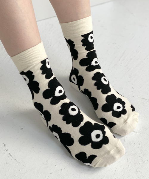 c.u.l（シーユーエル）の「【c.u.l】総柄レトロフラワー 花柄ミドル丈ソックス cula131（ソックス/靴下・レディース・ホワイト/ブラック/ブラウン/ベージュ/モカ/アイボリー/イエロー/グレー/ブラック系その他/ネイビー/イエロー系その他/イエロー系その他2/オレンジ/ブルー/ライトブラウン/ブラック系その他2/ホワイト系その他/パープル/グリーン・FREE）」の2枚目の写真