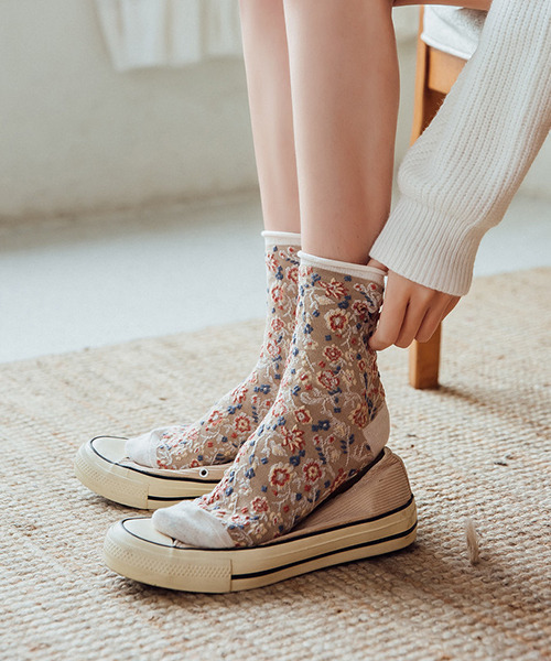 c.u.l（シーユーエル）の「【c.u.l】総柄レトロフラワー 花柄ミドル丈ソックス cula131（ソックス/靴下・レディース・ホワイト/ブラック/ブラウン/ベージュ/モカ/アイボリー/イエロー/グレー/ブラック系その他/ネイビー/イエロー系その他/イエロー系その他2/オレンジ/ブルー/ライトブラウン/ブラック系その他2/ホワイト系その他/パープル/グリーン・FREE）」の3枚目の写真