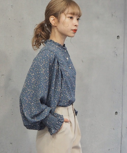 tiptop（ティップトップ）の「キラキラボタンフリルネック2wayブラウス