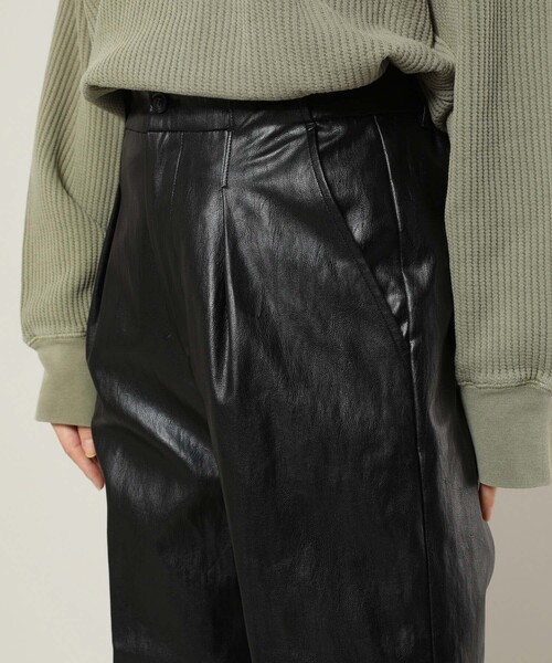 FREAK'S STORE（フリークスストア）の「フェイクレザーロングパンツ（スラックス・レディース・ブラック/ベージュ/ブラウン・SMALL/MEDIUM）」の14枚目の写真