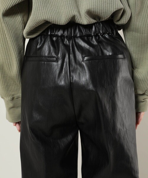 FREAK'S STORE（フリークスストア）の「フェイクレザーロングパンツ（スラックス・レディース・ブラック/ベージュ/ブラウン・SMALL/MEDIUM）」の16枚目の写真