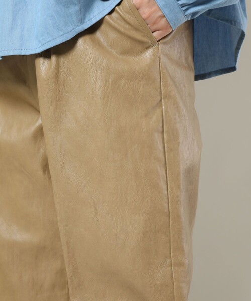 FREAK'S STORE（フリークスストア）の「フェイクレザーロングパンツ（スラックス・レディース・ブラック/ベージュ/ブラウン・SMALL/MEDIUM）」の21枚目の写真