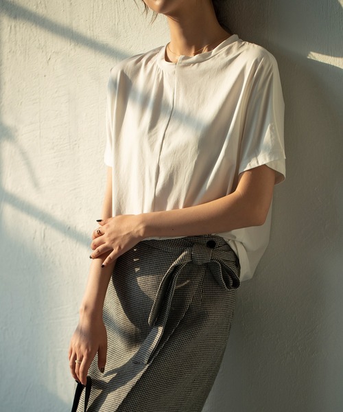 SAISON DE PAPILLON(セゾンドパピヨン)の「イレギュラーネックTシャツカットソー(Tシャツ/カットソー・レディース・ホワイト/ブラック/ブルー/ラベンダー・M/S/L)」の12枚目の写真