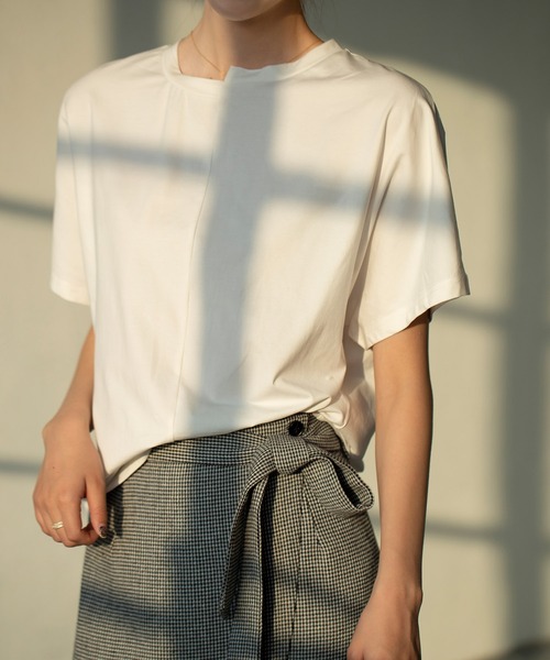 SAISON DE PAPILLON(セゾンドパピヨン)の「イレギュラーネックTシャツカットソー(Tシャツ/カットソー・レディース・ホワイト/ブラック/ブルー/ラベンダー・M/S/L)」の13枚目の写真