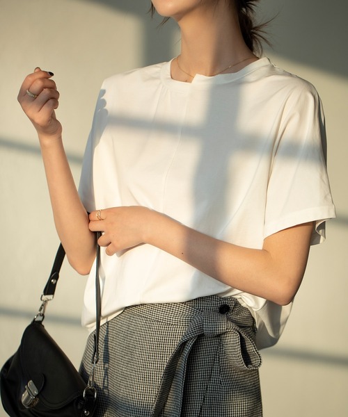 SAISON DE PAPILLON(セゾンドパピヨン)の「イレギュラーネックTシャツカットソー(Tシャツ/カットソー・レディース・ホワイト/ブラック/ブルー/ラベンダー・M/S/L)」の14枚目の写真