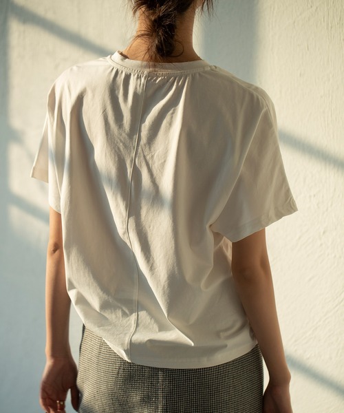 SAISON DE PAPILLON(セゾンドパピヨン)の「イレギュラーネックTシャツカットソー(Tシャツ/カットソー・レディース・ホワイト/ブラック/ブルー/ラベンダー・M/S/L)」の15枚目の写真