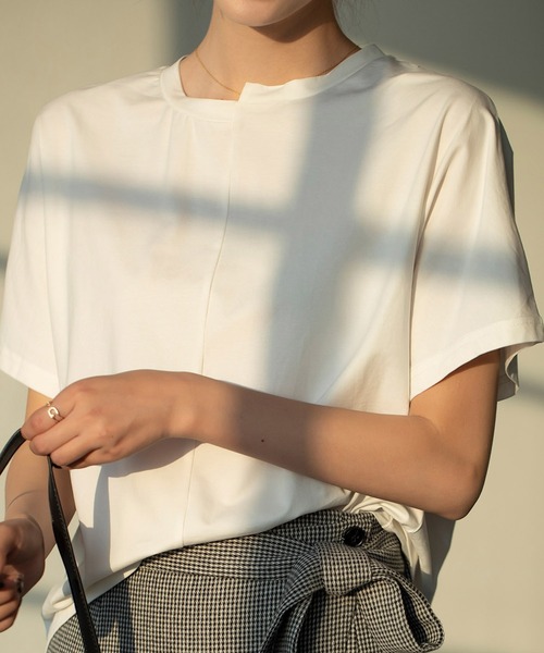 SAISON DE PAPILLON(セゾンドパピヨン)の「イレギュラーネックTシャツカットソー(Tシャツ/カットソー・レディース・ホワイト/ブラック/ブルー/ラベンダー・M/S/L)」の16枚目の写真