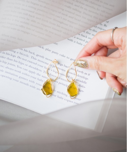 prose verse（プロズヴェール）の「ひし形メタル×クリアピアス（ピアス（両耳用）・レディース・アイボリー/グレー/イエロー・ﾌﾘ-）」の2枚目の写真