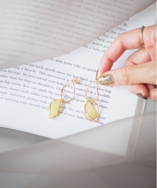 prose verse（プロズヴェール）の「ひし形メタル×クリアピアス（ピアス（両耳用）・レディース・アイボリー/グレー/イエロー・ﾌﾘ-）」の3枚目の写真