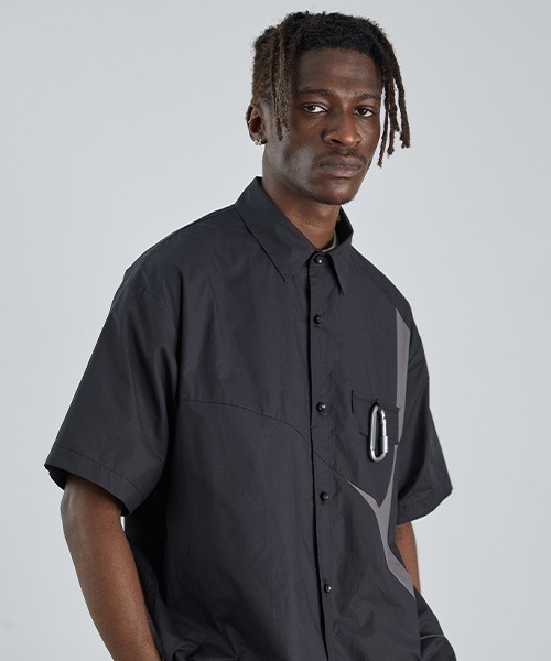 HARSH AND CRUEL（ハーシュアンドクルーエル）の「【Harsh and Cruel】Carabiner Design Patch Work Shirts HX212030110（シャツ/ブラウス・メンズ・ブラック・L/M/XL）」の2枚目の写真