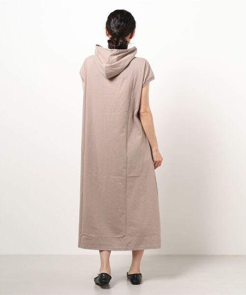 UNRELISH（アンレリッシュ）の「抜き衿パーカーカットワンピース（ワンピース・レディース・チャコールグレー/ホワイト/モカ・MEDIUM）」の5枚目の写真