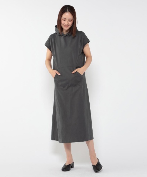 UNRELISH（アンレリッシュ）の「抜き衿パーカーカットワンピース（ワンピース・レディース・チャコールグレー/ホワイト/モカ・MEDIUM）」の3枚目の写真