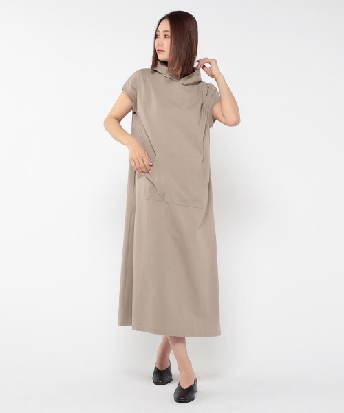 UNRELISH（アンレリッシュ）の「抜き衿パーカーカットワンピース（ワンピース・レディース・チャコールグレー/ホワイト/モカ・MEDIUM）」の12枚目の写真