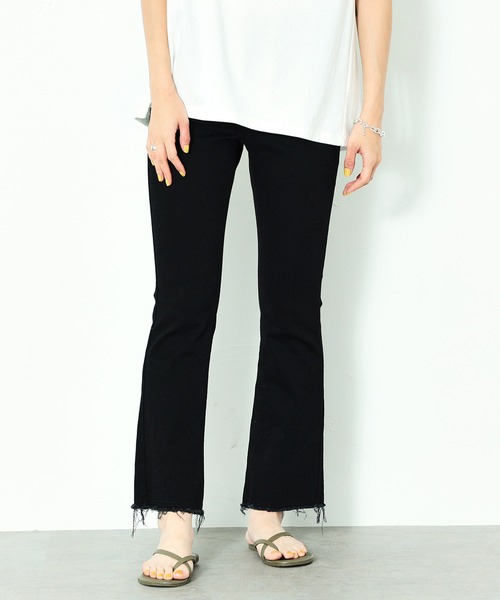 SOMETHING（サムシング）の「SOMETHING/サムシング クロップド裾フリンジ LISAフレアデニムパンツ（デニムパンツ・レディース・ホワイト/ライトブルー/ブラック/ブルー/ブルー系その他・26/27/28/29）」の2枚目の写真