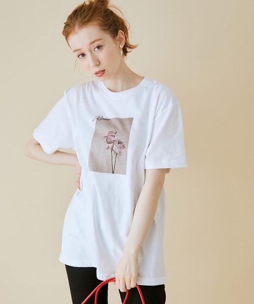 MADEMOISELLE ROPE'（マドモアゼル ロペ）の「【VTA for MADEMOISELLE】フラワーフォトショートスリーブ Tシャツ（Tシャツ/カットソー・レディース・チャコールグレー/グレー系その他/ホワイト/ホワイト系その他・FREE）」の2枚目の写真