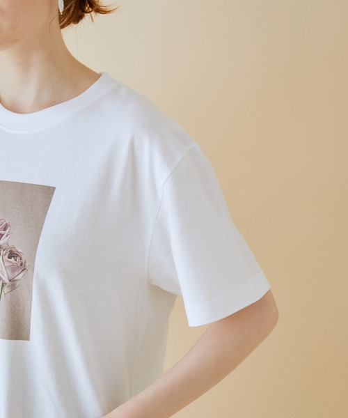 MADEMOISELLE ROPE'（マドモアゼル ロペ）の「【VTA for MADEMOISELLE】フラワーフォトショートスリーブ Tシャツ（Tシャツ/カットソー・レディース・チャコールグレー/グレー系その他/ホワイト/ホワイト系その他・FREE）」の22枚目の写真