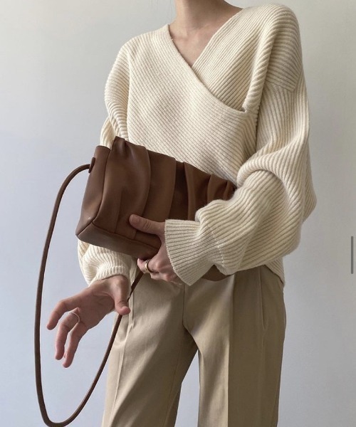 ABITOKYO（アビトーキョー）の「カシュクールVネックニットプルオーバー（ニット/セーター・レディース・ベージュ/チャコールグレー/アイボリー/パープル/ネイビー/キャメル/ワインレッド/グリーン・FREE）」の12枚目の写真