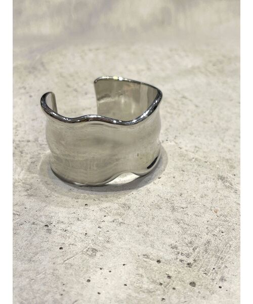 Ungrid（アングリッド）の「メタルワイドニュアンスバングル（ブレスレット・レディース・シルバー/ゴールド・FREE）」の3枚目の写真