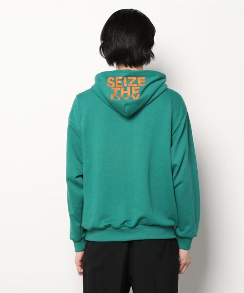 SUGGESTION（サジェッション）の「SUGGESTION フードロゴプルパーカー