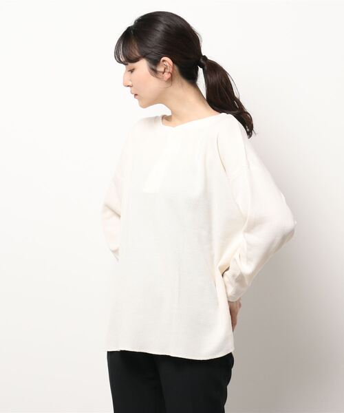 HONEYSUCKLE ROSE（ハニーサックルローズ）の「【HONEYSUCKLE ROSE】バックヘンリーロンＴ（Tシャツ/カットソー・レディース・オフホワイト/ブラック・M/L）」の4枚目の写真