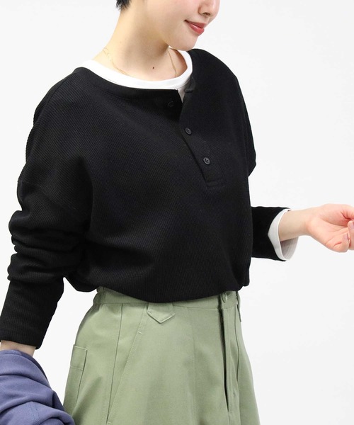 HONEYSUCKLE ROSE（ハニーサックルローズ）の「【HONEYSUCKLE ROSE】バックヘンリーロンＴ（Tシャツ/カットソー・レディース・オフホワイト/ブラック・M/L）」の2枚目の写真