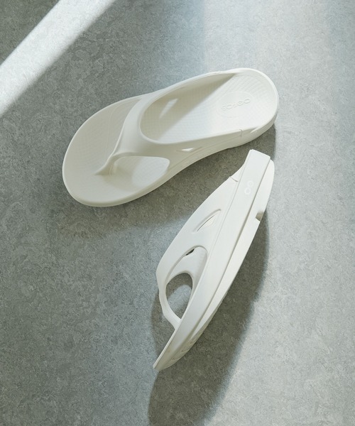 OOFOS（ウーフォス）の「【OOFOS】リカバリーサンダル（サンダル・レディース・ブラック/ホワイト・6/8/5/7）」の2枚目の写真