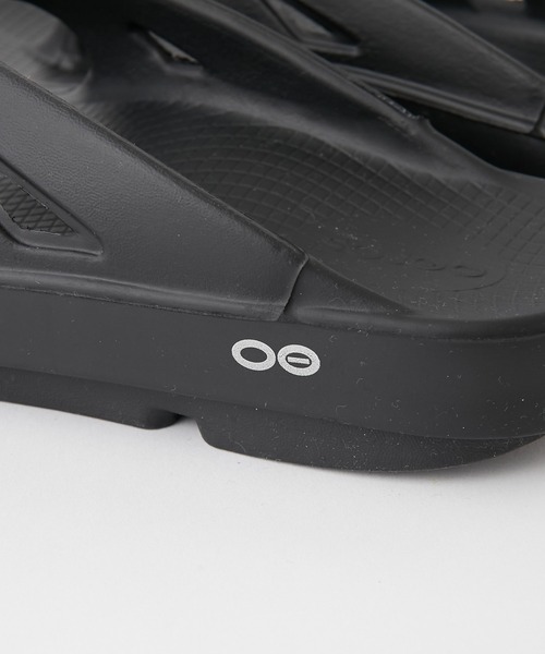 OOFOS（ウーフォス）の「【OOFOS】リカバリーサンダル（サンダル・レディース・ブラック/ホワイト・6/8/5/7）」の9枚目の写真