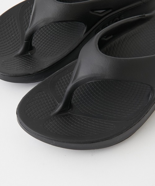 OOFOS（ウーフォス）の「【OOFOS】リカバリーサンダル（サンダル・レディース・ブラック/ホワイト・6/8/5/7）」の4枚目の写真