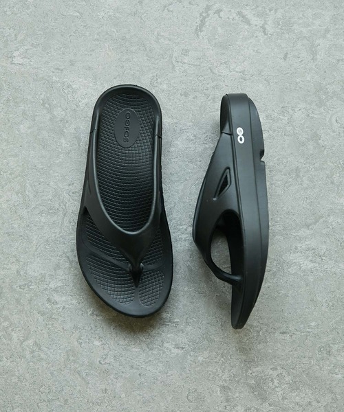 OOFOS（ウーフォス）の「【OOFOS】リカバリーサンダル（サンダル・レディース・ブラック/ホワイト・6/8/5/7）」の5枚目の写真