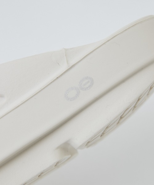 OOFOS（ウーフォス）の「【OOFOS】リカバリーサンダル（サンダル・レディース・ブラック/ホワイト・6/8/5/7）」の13枚目の写真