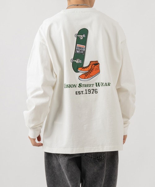 VISION STREET WEAR(ヴィジョンストリートウェア)の「【VISION STREET WEAR/ヴィジョンストリートウェア】スケボー&シューズワッペンロンT/バックデザイン/ビッグシルエット(Tシャツ/カットソー・メンズ・ホワイト/チャコールグレー/アッシュグレー/グリーン・M/L/XL)」の2枚目の写真