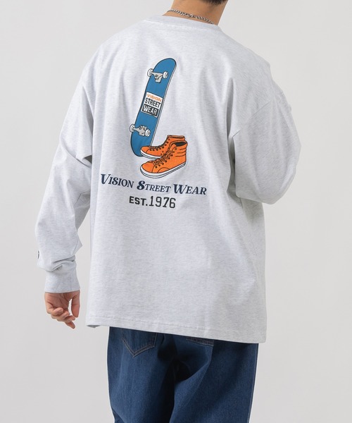 VISION STREET WEAR(ヴィジョンストリートウェア)の「【VISION STREET WEAR/ヴィジョンストリートウェア】スケボー&シューズワッペンロンT/バックデザイン/ビッグシルエット(Tシャツ/カットソー・メンズ・ホワイト/チャコールグレー/アッシュグレー/グリーン・M/L/XL)」の1枚目の写真