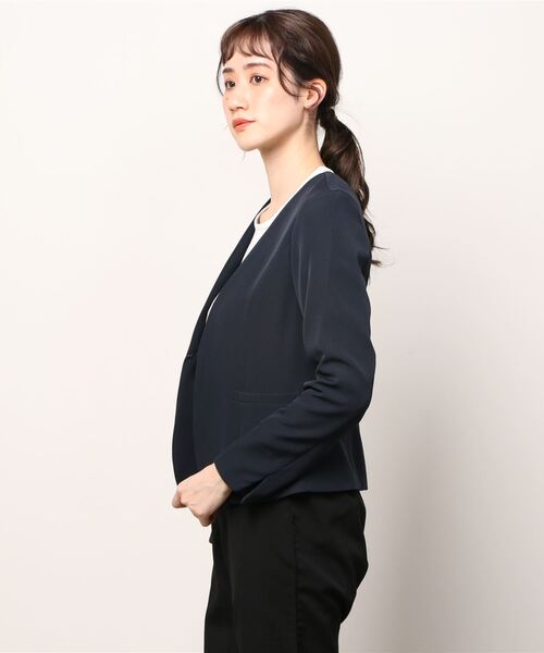 TRUDEA（トルディア）の「ダブルクロスノーカラージャケット（ノーカラージャケット・レディース・ベージュ/ネイビー/ラベンダー・SMALL/MEDIUM/LARGE）」の4枚目の写真