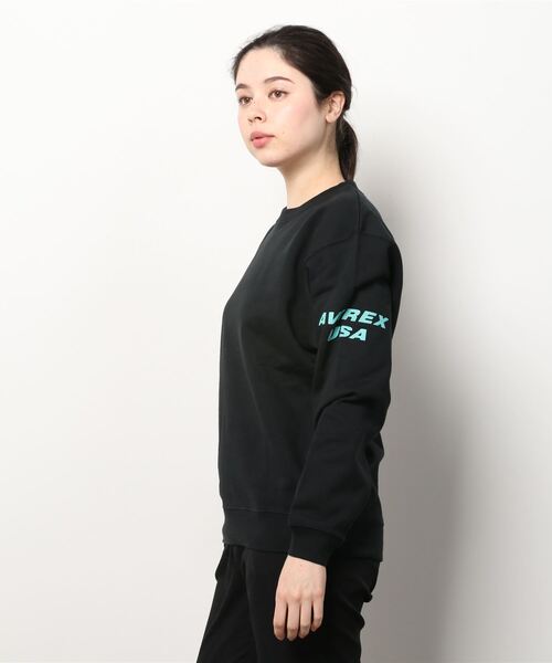 AVIREX（アヴィレックス）の「【WEB&DEPOT限定】オーバー プリント クルーネック スウェット/OVER PRINT LOGO SWEAT（スウェット・レディース・ベージュ/サックスブルー/ブラック・LARGE/MEDIUM/X-LARGE/XX-LARGE）」の4枚目の写真