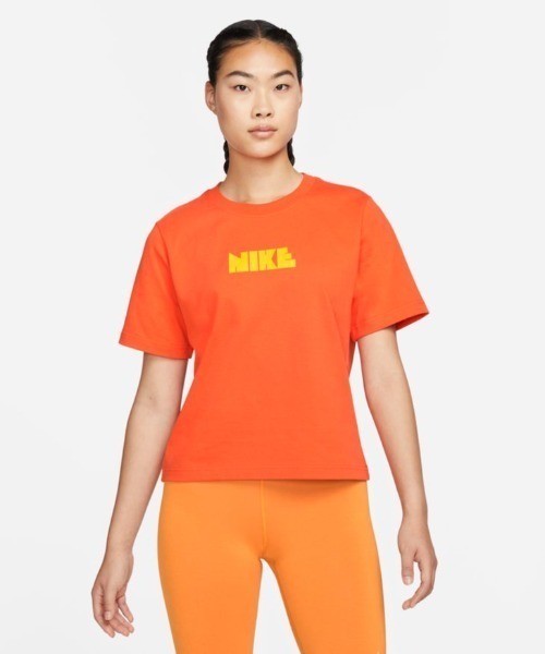 NIKE(ナイキ)の「【NIKE】DV1380-817 ナイキ ウィメンズ NSW ボクシー CIRCA 2 S/S Tシャツ(Tシャツ/カットソー・レディース・オレンジ・SMALL/MEDIUM)」の1枚目の写真