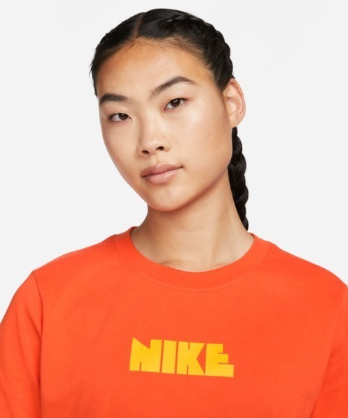 NIKE(ナイキ)の「【NIKE】DV1380-817 ナイキ ウィメンズ NSW ボクシー CIRCA 2 S/S Tシャツ(Tシャツ/カットソー・レディース・オレンジ・SMALL/MEDIUM)」の2枚目の写真