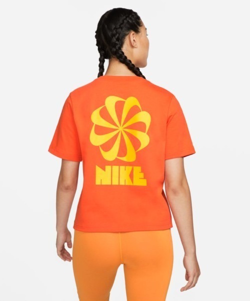 NIKE(ナイキ)の「【NIKE】DV1380-817 ナイキ ウィメンズ NSW ボクシー CIRCA 2 S/S Tシャツ(Tシャツ/カットソー・レディース・オレンジ・SMALL/MEDIUM)」の3枚目の写真