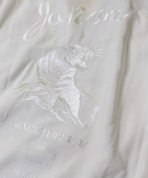 AVIREX（アヴィレックス）の「【直営店限定】半袖 シャツ スーベニア タイガー / S/S SHIRT SOUVENIR TIGER / アヴィレックス / AVIREX（シャツ/ブラウス・メンズ・ブラック/ベージュ/オフホワイト・MEDIUM/LARGE/X-LARGE/XX-LARGE）」の9枚目の写真