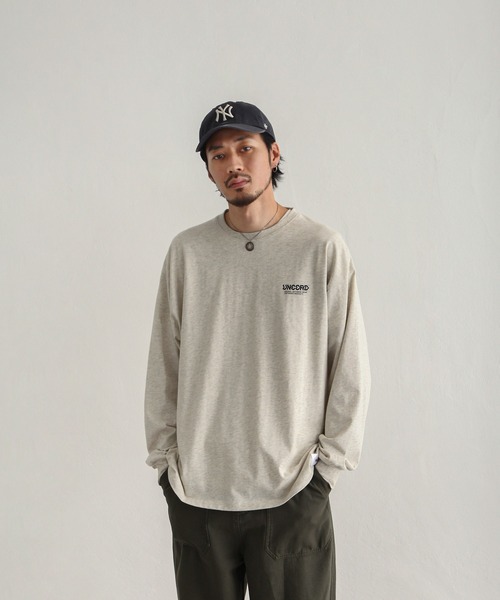 UNCORD(アンコード)の「【UNCORD】 LOOSE LOGO L/S T-SHIRT / ワンポイント ロゴ プリント オーバーサイズ 長袖 Tシャツ / ロンT(Tシャツ/カットソー・メンズ・ホワイト/ブラック/グリーン系/ブルー系/ブラック系/アイボリー系/オートミール/ホワイト系/ブルー/グリーン・MEDIUM/LARGE/X-LARGE)」の1枚目の写真