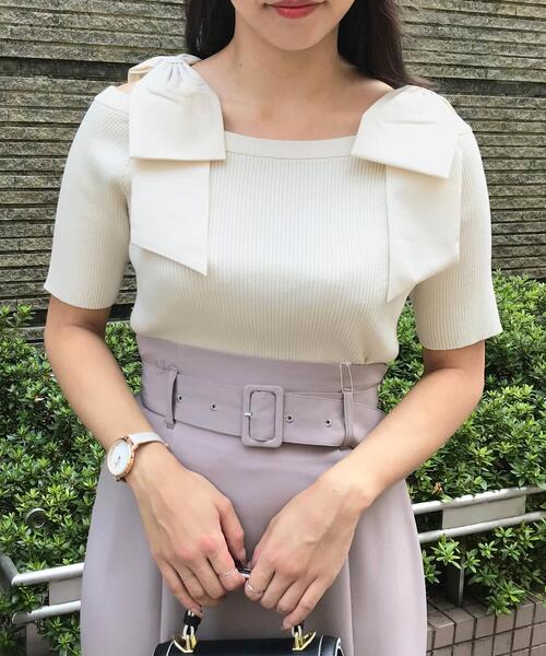 INGNI(イング)の「肩リボン/オフショルニット(ニット/セーター・レディース・ブラック/グレー系その他/アイボリー・M)」の2枚目の写真