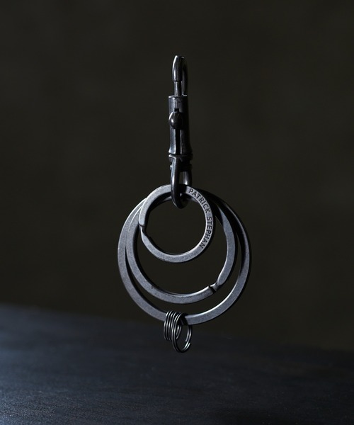 PATRICK STEPHAN（パトリックステファン）の「PATRICK STEPHAN パトリックステファン / Metal key holder 'trirings' メタルリングキーホルダー / 174AAO12（キーホルダー・メンズ・ブラック/シルバー・FREE）」の3枚目の写真
