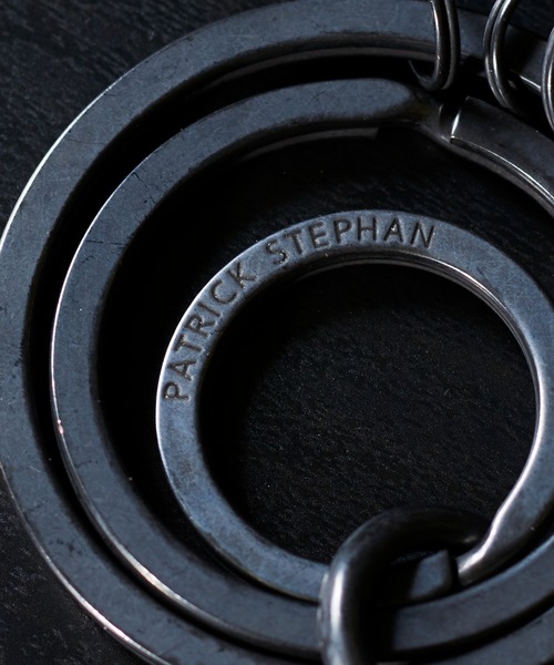 PATRICK STEPHAN（パトリックステファン）の「PATRICK STEPHAN パトリックステファン / Metal key holder 'trirings' メタルリングキーホルダー / 174AAO12（キーホルダー・メンズ・ブラック/シルバー・FREE）」の5枚目の写真