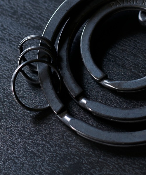 PATRICK STEPHAN（パトリックステファン）の「PATRICK STEPHAN パトリックステファン / Metal key holder 'trirings' メタルリングキーホルダー / 174AAO12（キーホルダー・メンズ・ブラック/シルバー・FREE）」の6枚目の写真