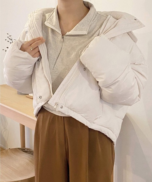 shopnikoniko(ショップニコニコ)の「ショート丈 ダウンジャケット フード付き ファイバーダウン(ブルゾン・レディース・ブラック/アイボリー・フリー)」の2枚目の写真