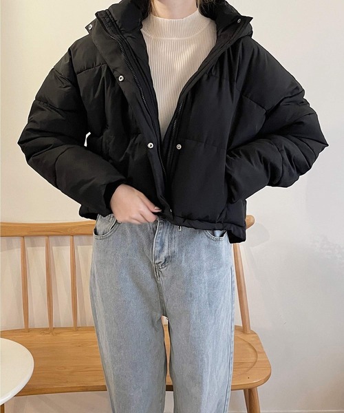 shopnikoniko(ショップニコニコ)の「ショート丈 ダウンジャケット フード付き ファイバーダウン(ブルゾン・レディース・ブラック/アイボリー・フリー)」の5枚目の写真